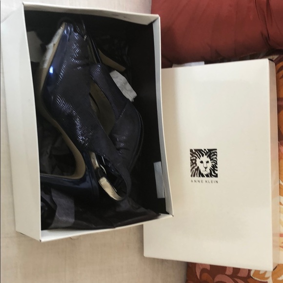 Navy Blue Anne Klein heels - Picture 5 of 5